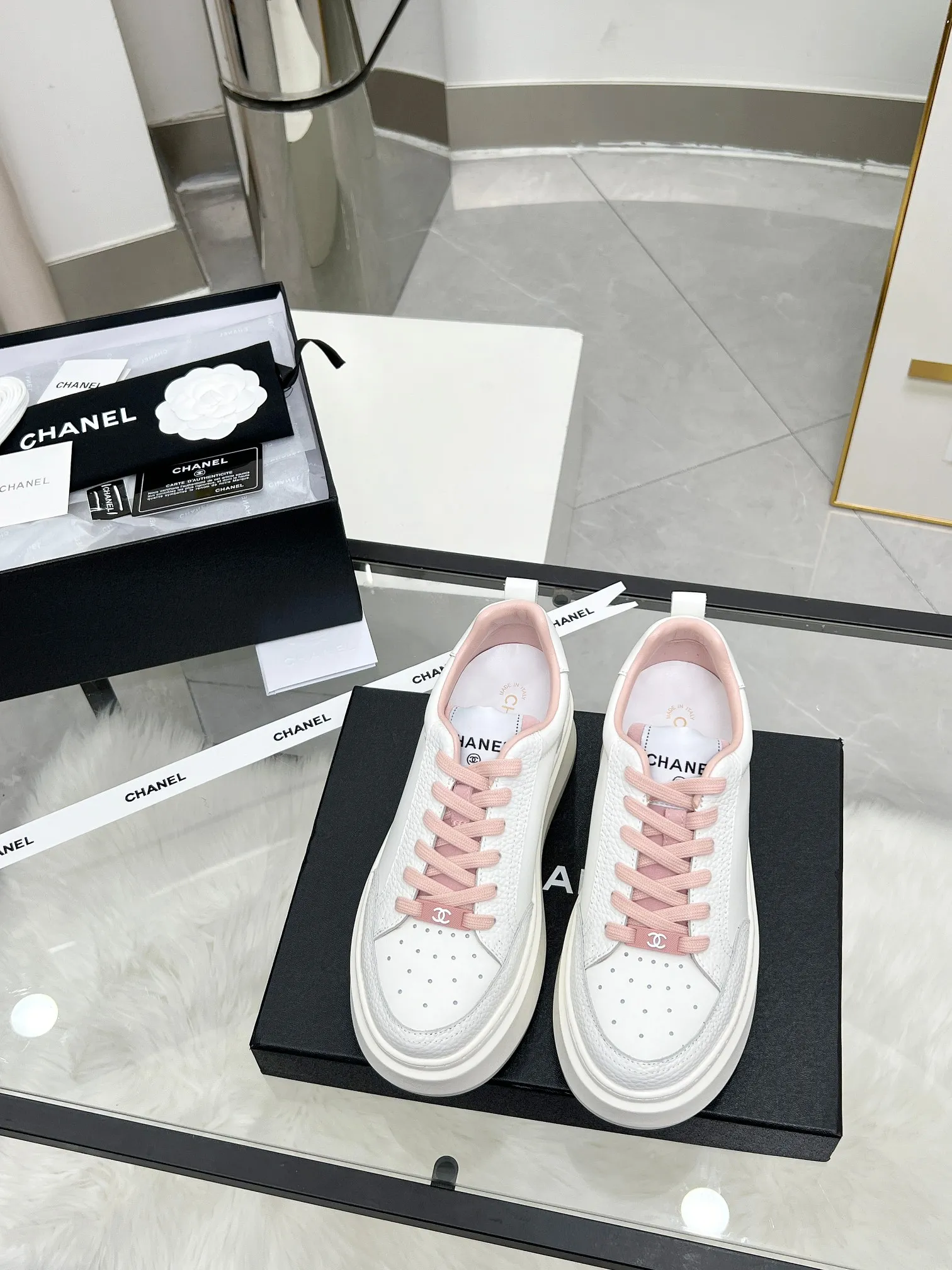 👟👟Ex-factory price 540👟👟 CHANEL 25C spring and summer new sports shoes official website is available at the same time ❤️ Counter out-of-stock kings. Major bloggers are recommending new styles on social days. This season’s new styles are simply eye-catching and look great on the feet. The casual casual sports style is refreshing and natural, interpreting Chanel’s fashionable femininity. The overall customization makes all sports shoes on the market at that time obsolete. This series is now available for sale! The upper is made of custom imported pebbled calf leather ➕ custom frosted calf leather. The lining is made of original one-to-one professionally customized mesh. Hardware accessories. Original full set of molds (not common in the market). Original custom molded TPU combination outsole. Height 4 cm. Women's size 35-39.